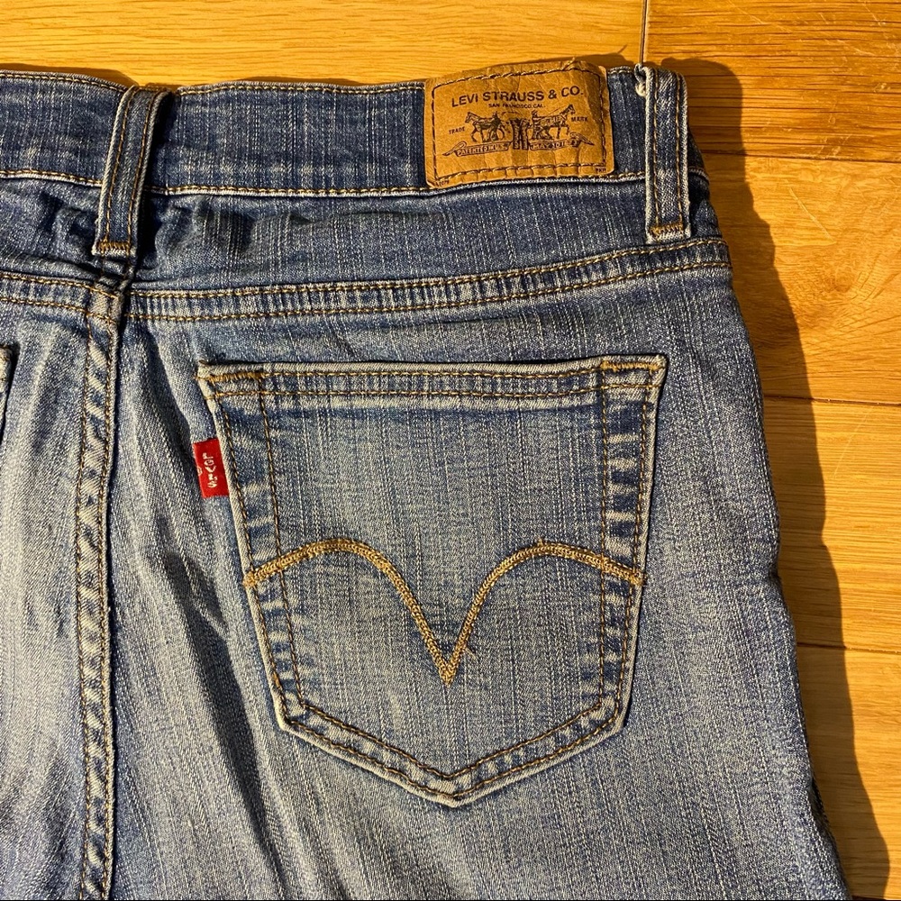 Levi’s 548 Perfectly Slimming Capri Cropped Jeans size 8 in medium wash - Picture 6 of 14